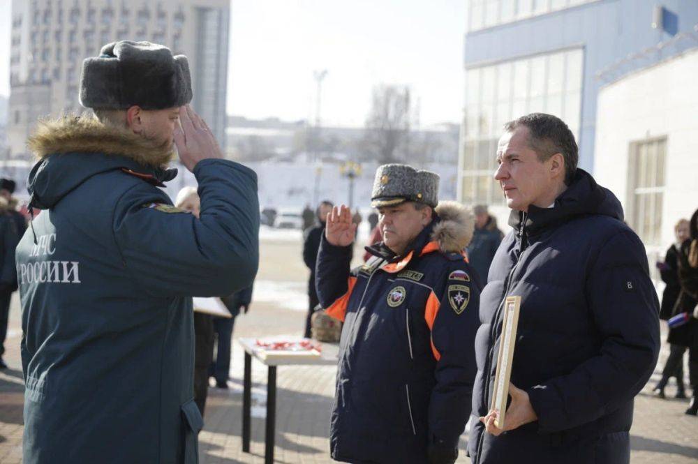 Вячеслав Гладков вручил ключи от новой техники пожарно-спасательным подразделениям Белгородской области