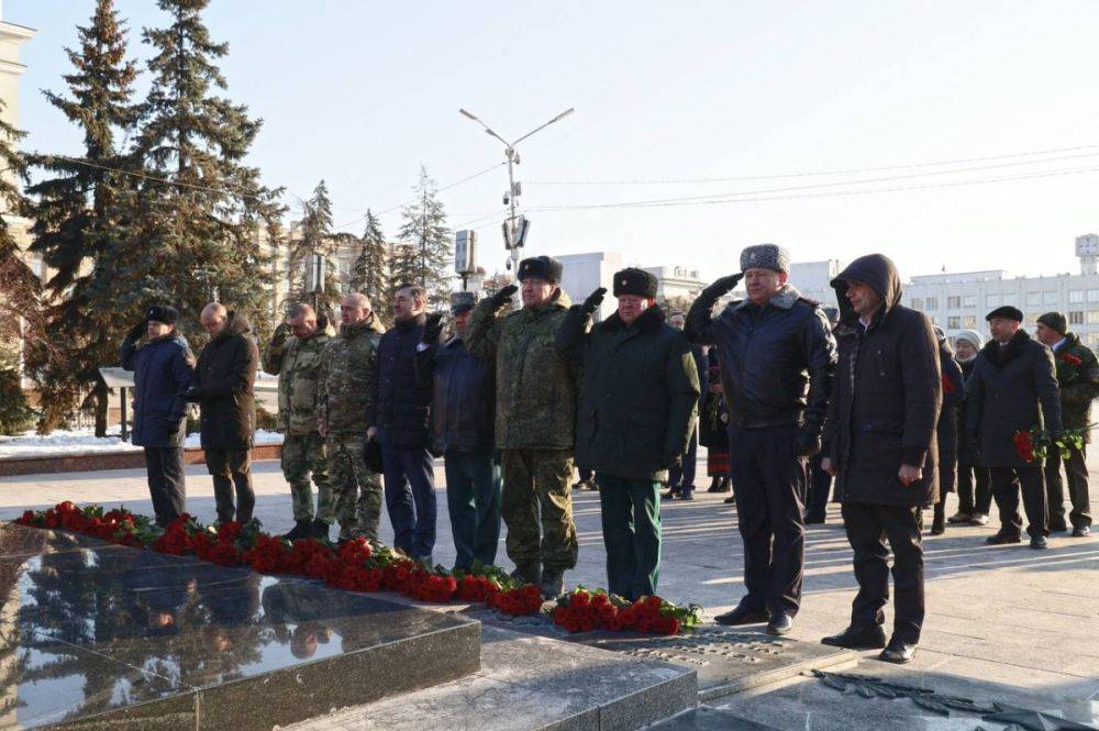 Вячеслав Гладков в День защитника Отечества возложил цветы к мемориальным комплексам в Белгороде