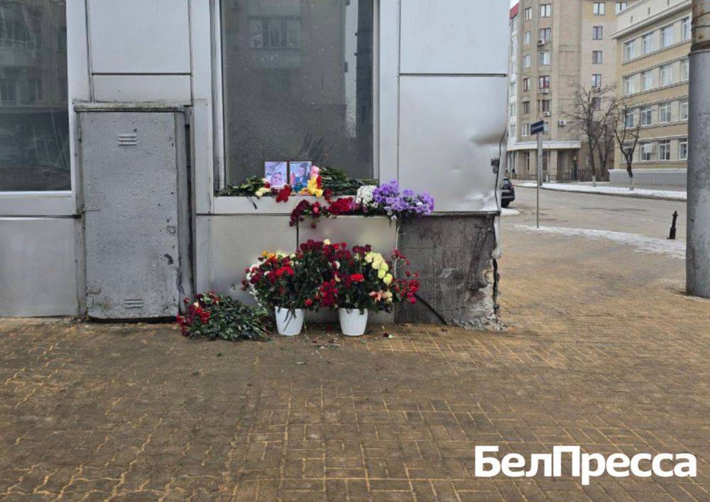 На месте вчерашней трагедии образовался стихийный мемориал