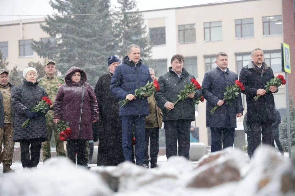 Вячеслав Гладков почтил память погибших мирных жителей на Камышитовом заводе в Белгороде