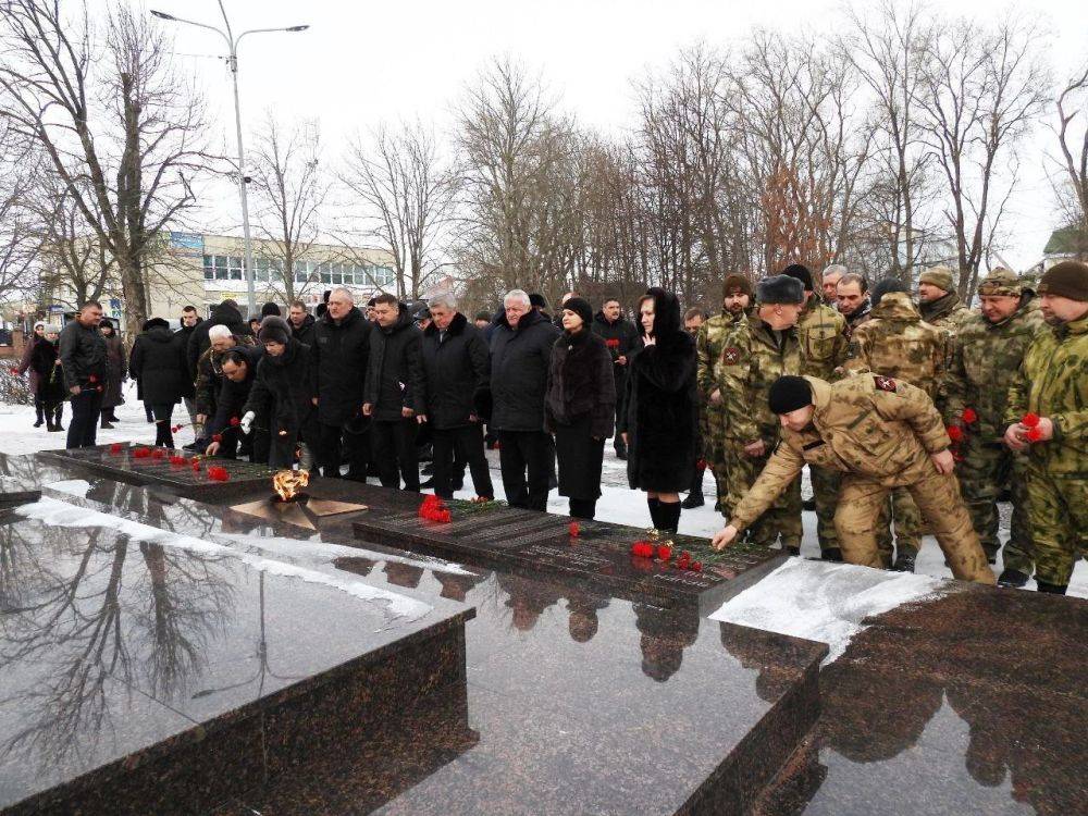 Татьяна Киричкова: Сегодня, в День защитника Отечества, в сквере памяти посёлка Ровеньки состоялась торжественная церемония возложения цветов у Братской могилы советских воинов, погибших в боях с фашистскими захватчиками