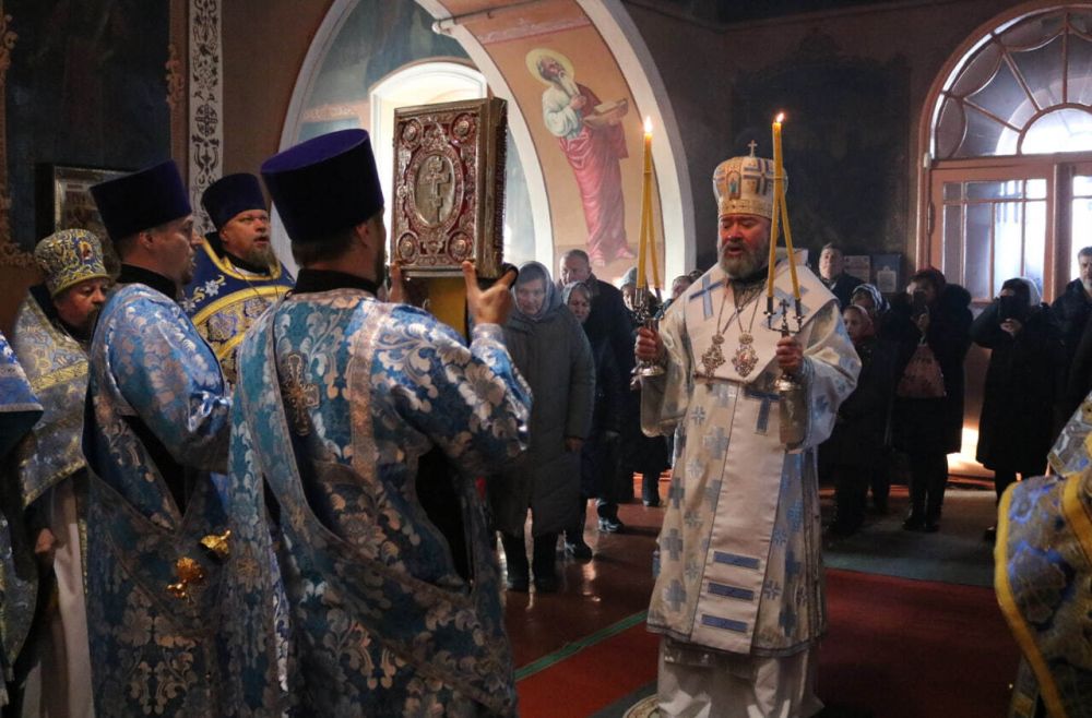 В день празднования Иверской иконы Божией Матери, епископ Губкинский и Грайворонский Софроний совершил Божественную литургию в Знаменском храме села Красный Куток Борисовского района