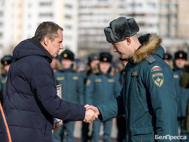 Вячеслав Гладков наградил белгородских спасателей и вручил им ключи от новой техники