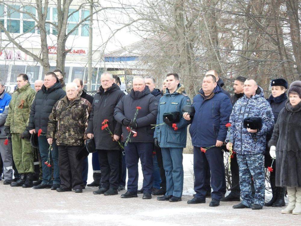 Татьяна Киричкова: Сегодня, в День защитника Отечества, в сквере памяти посёлка Ровеньки состоялась торжественная церемония возложения цветов у Братской могилы советских воинов, погибших в боях с фашистскими захватчиками