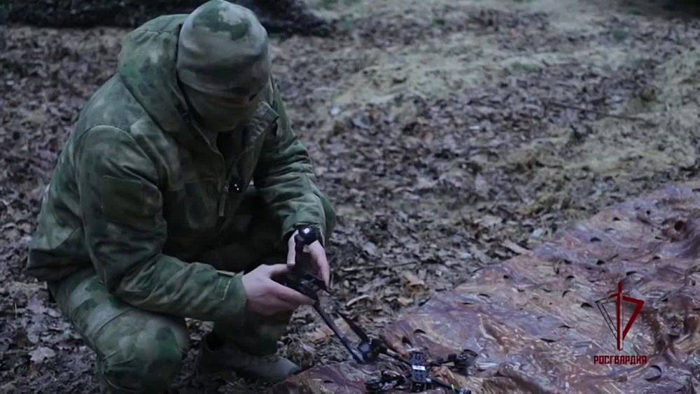 Один вражеский беспилотник уничтожен, а второй послужит нашим: бойцы из подразделения РЭБ «стальной» бригады Росгвардии обезвредили дроны ВСУ в Белгородской области