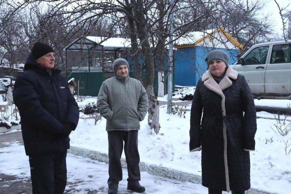 Сегодня первый заместитель главы администрации Волоконовского района Евгений Сотников пообщался с земляками, проживающими в доме № 15 по улице Лермонтова п. Волоконовка