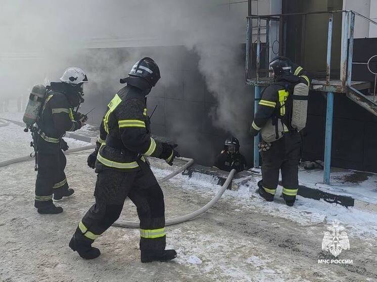 В Белгороде загорелся цокольный этаж торгового здания