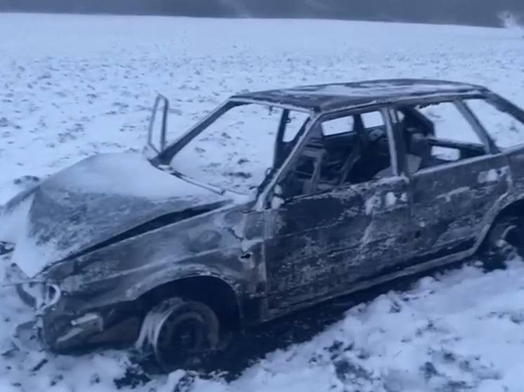 В Белгородской области попавший в снежный плен «ВАЗ» сгорел посреди поля