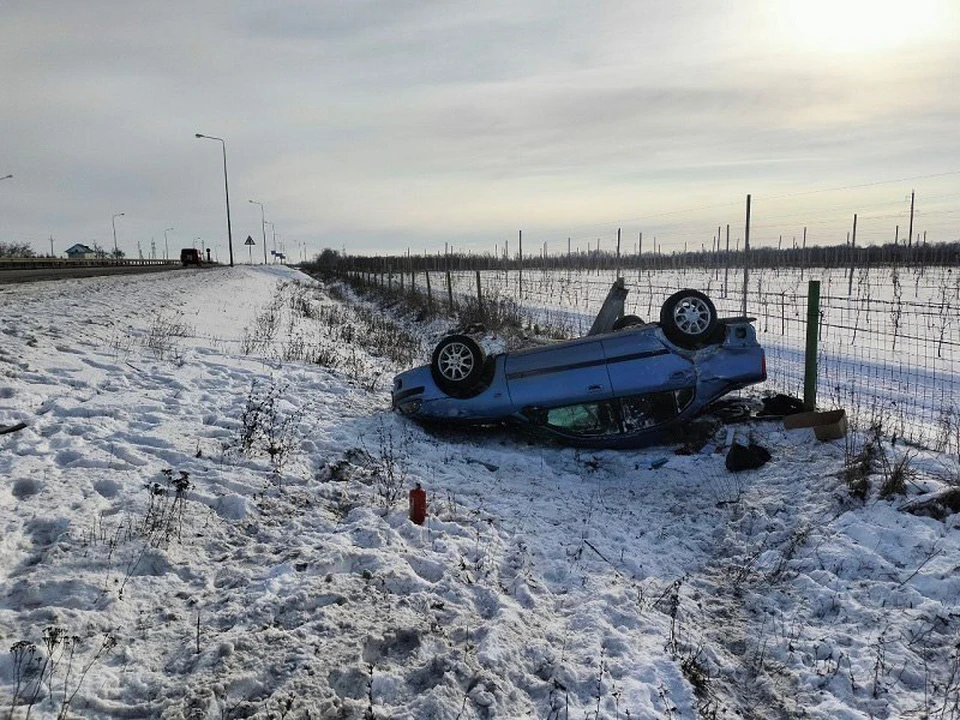 В Белгородской области в перевернувшемся автомобиле пострадали женщина и двое детей0