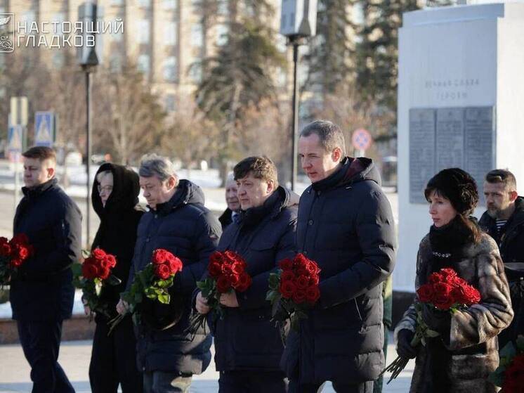 Вячеслав Гладков вместе с ветеранами СВО возложил цветы к мемориалам Белгорода