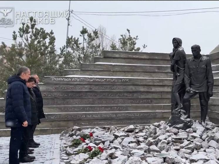 Вячеслав Гладков возложил цветы к мемориалу на Камышитовом заводе Белгорода