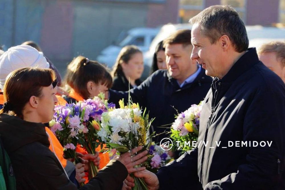 С 8 Марта сотрудниц Белгорблагоустройства поздравили губернатор Вячеслав Гладков и глава администрации города Валентин Демидов