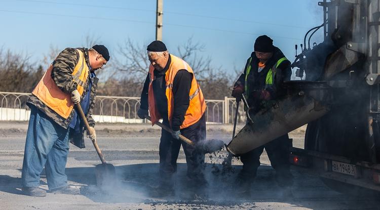 На дорогах в Белгороде продолжают ямочный ремонт