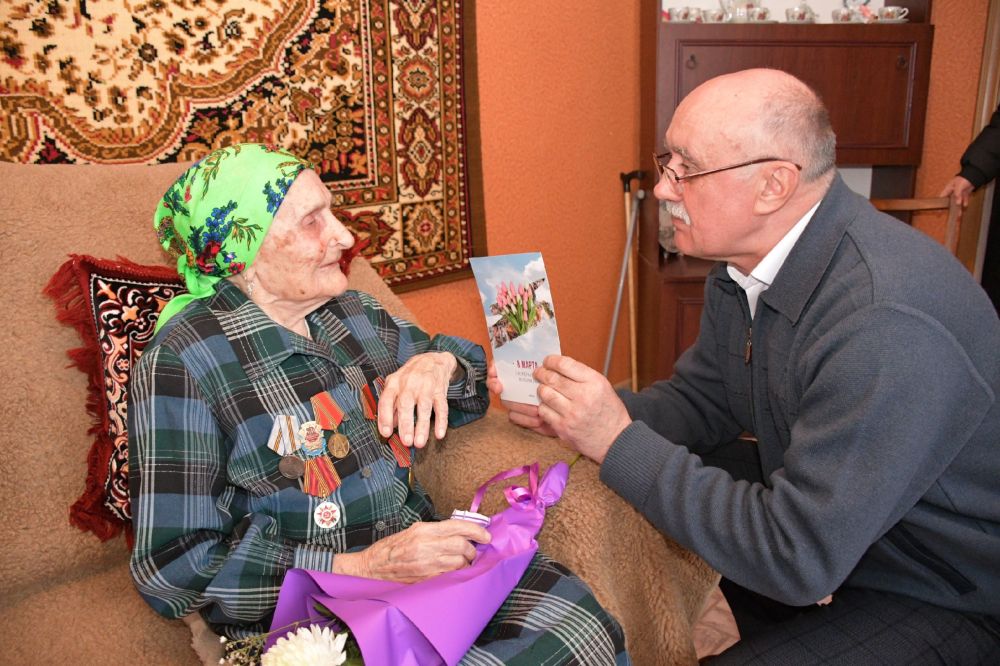 Александр Полторабатько: Вручил юбилейные медали «80 лет Победы в Великой Отечественной войне 1941-1945 гг.»