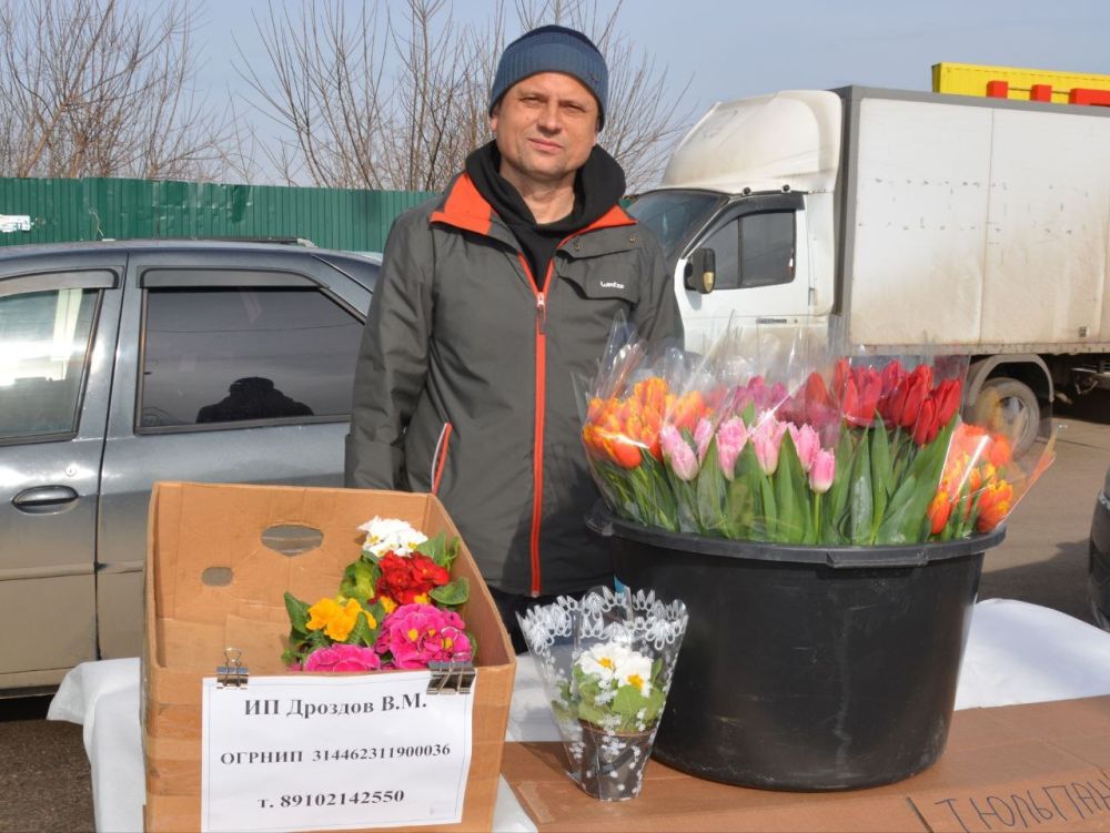 В центре поселка Красная Яруга заработал цветочный базар