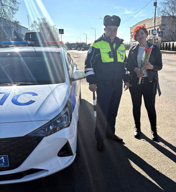 В канун 8 Марта краснояружские госавтоинспекторы подарили весеннее настроение и радостные улыбки нашим автолюбительницам