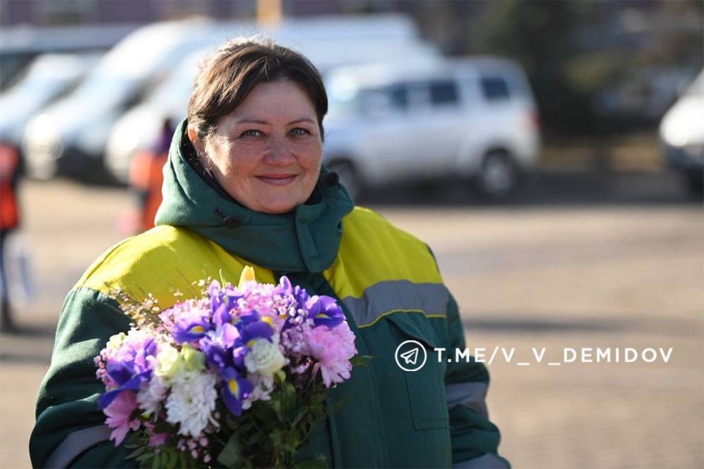 С 8 Марта сотрудниц Белгорблагоустройства поздравили губернатор Вячеслав Гладков и глава администрации города Валентин Демидов