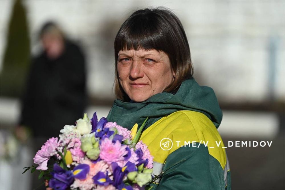 С 8 Марта сотрудниц Белгорблагоустройства поздравили губернатор Вячеслав Гладков и глава администрации города Валентин Демидов