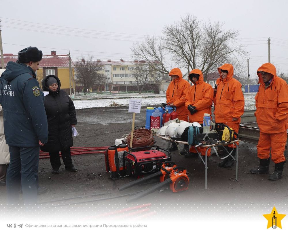 МЧС по Белгородской области совместно с главой администрации Прохоровского района Сергеем Михайловичем Канищевым провели смотр личного состава и пожарно-технического вооружения добровольных пожарных дружин и добровольных...