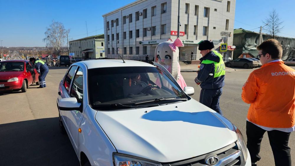 В Корочанском районе автоинспекторы и общественники поздравили автоледи весенними букетами и вручили памятки по ПДД