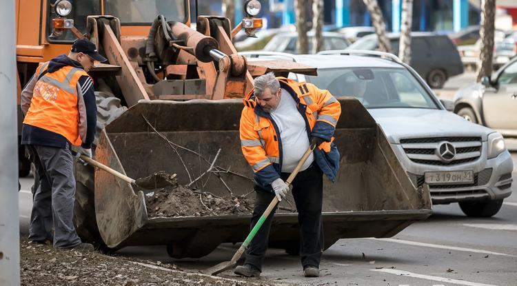 В Белгороде убирают улицы после зимы