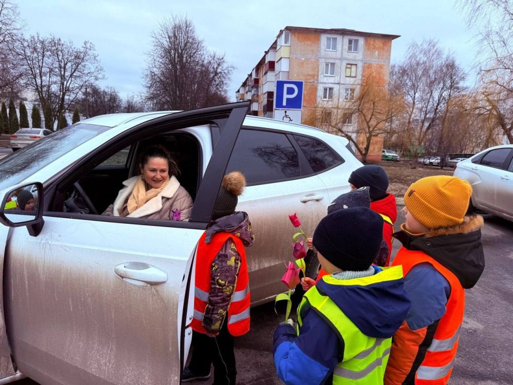 Вот такой «юный цветочный патруль» встречал автомобилисток в Губкине