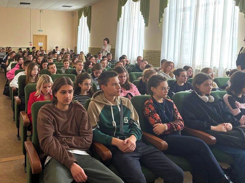 В Белгородском районе полицейские в рамках операции «Чистое поколение» провели профилактическую беседу со студентами