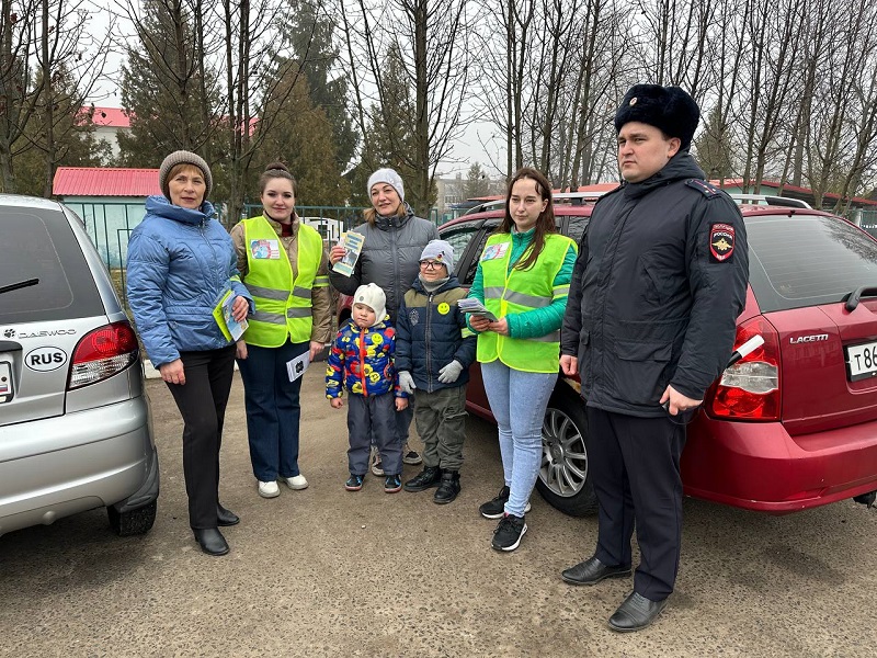 В Белгородской области «Родительские патрули» провели придорожные консультации по использованию пассивной защиты