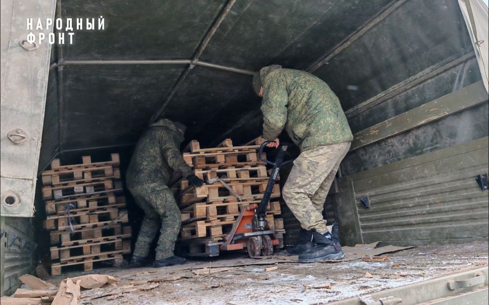 Передали поддоны для блиндажей и укреплений 2-му танковому батальону 1-го танкового полка