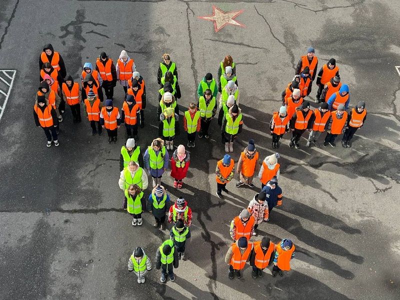 В Белгородской области юные инспекторы выстроили световозвращающую инсталляцию в День образования ЮИДовского движения