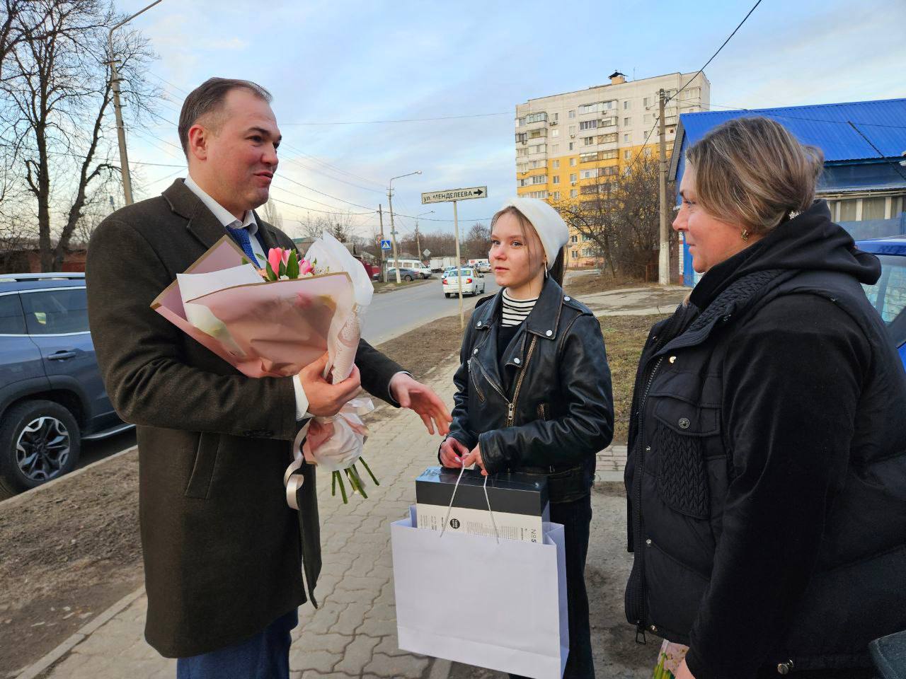 10 марта глава администрации Яковлевского муниципального округа поздравил с днем рождения дочь погибшего солдата специальной военной операции Дегавцова Алексея Викторовича, Дегавцову Алину Алексеевну, Олег Александрович...