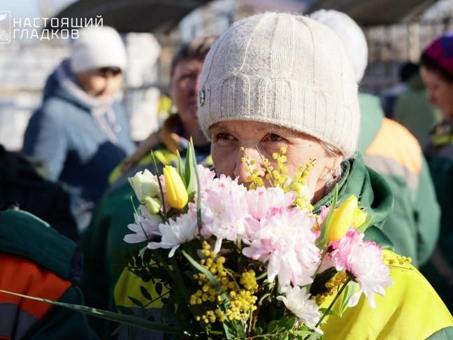 В честь 8 Марта губернатор Гладков вручил цветы работницам Белгорблагоустройства