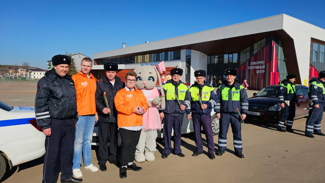 В Корочанском районе автоинспекторы и общественники поздравили автоледи весенними букетами и вручили памятки по ПДД