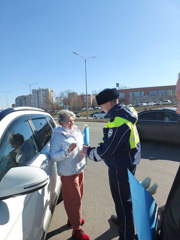 Сегодня «цветочные патрули» встретили автомобилистки в Красногвардейском, Грайворонском, Ровеньском районах, а также в Старооскольком и Шебекинском городских округах