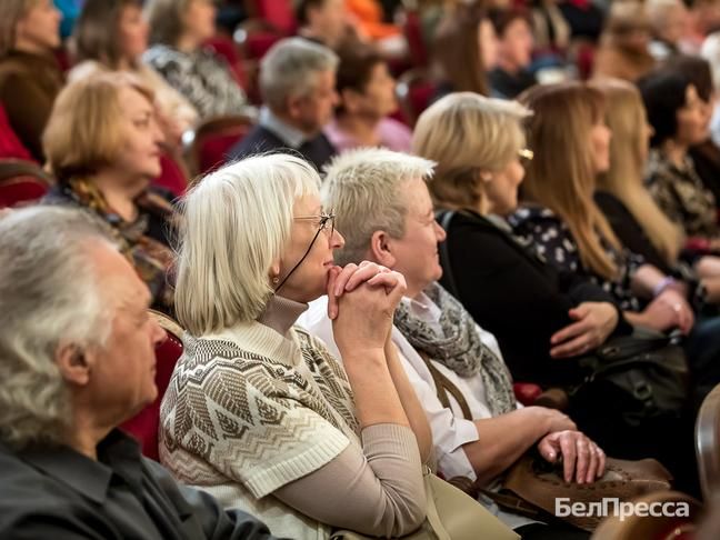 В Белгородской драме – премьера спектакля «Давайте чокнемся!» Комедию в двух действиях по пьесе Надежды Птушкиной «Пока она умирала» поставил заслуженный артист РФ Игорь Ткачёв