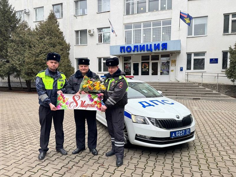 В преддверии Международного женского дня в Белгородской области продолжается акция «Цветы для автоледи»