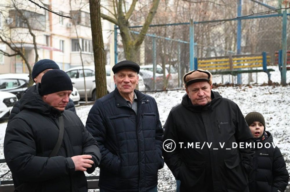 Валентин Демидов: Вчера обсудили с жителями обустройство спортивной площадки во дворе дома № 49 по Щорса