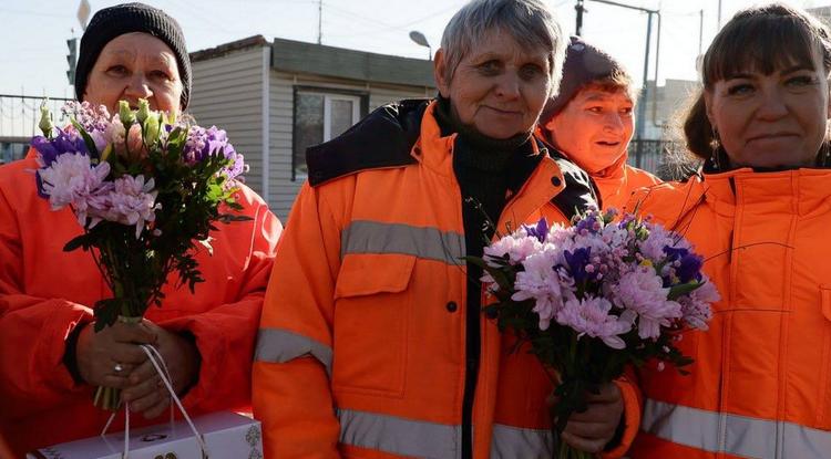 В честь 8 Марта губернатор Гладков вручил цветы работницам Белгорблагоустройства