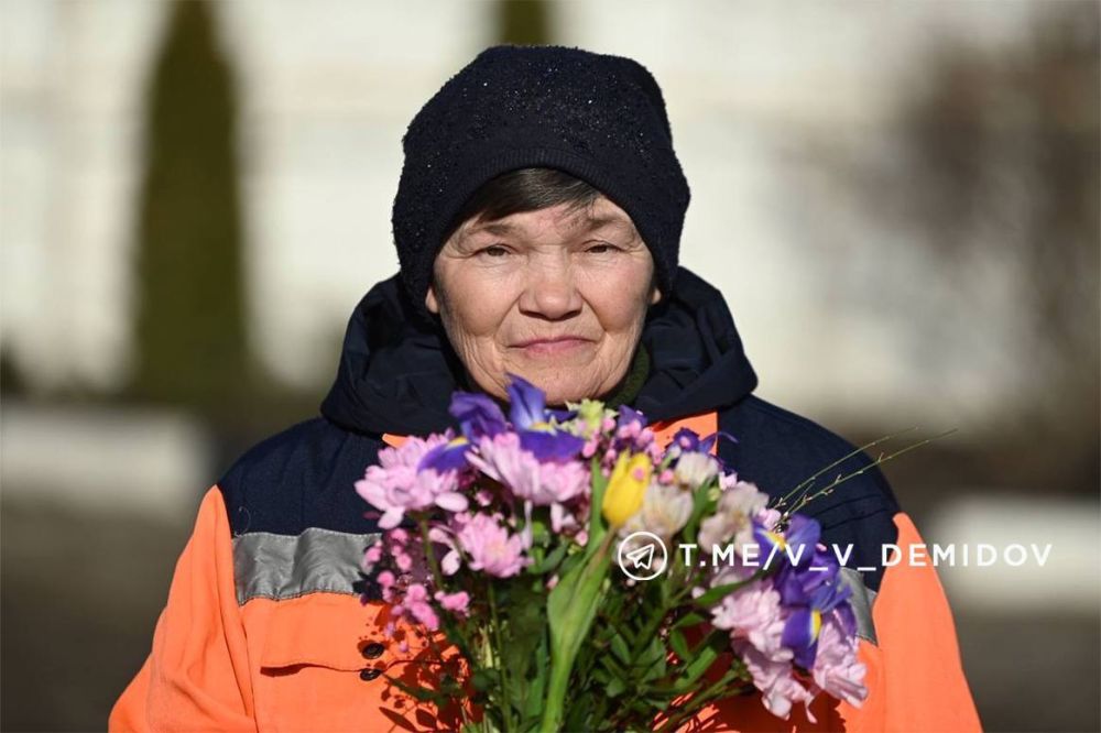 С 8 Марта сотрудниц Белгорблагоустройства поздравили губернатор Вячеслав Гладков и глава администрации города Валентин Демидов