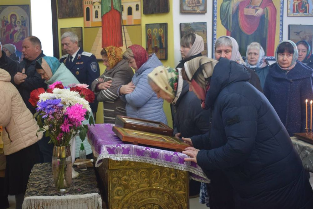 Игорь Щепин: Сегодня, в день празднования Курской Коренной иконы Божией Матери «Знамение» епископ Губкинский и Грайворонский Софроний совершил Божественную литургию Преждеосвященных Даров в Вознесенском храме села Кочетовка...