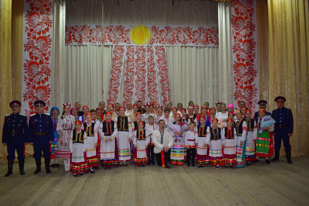 В культурной жизни Волоконовского района произошло ещё одно важное событие! Народному самодеятельному коллективу – ансамблю казачьей песни «Вольница» Центра культурного развития п. Пятницкое присвоено почётное звание...