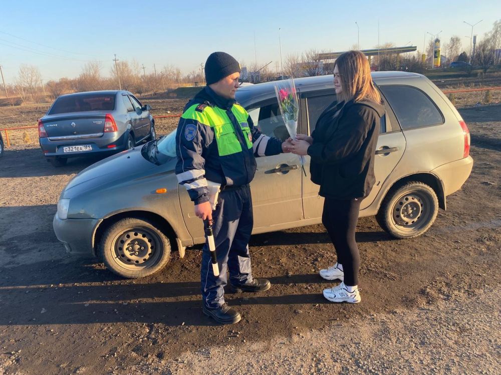 Сегодня «цветочные патрули» встретили автомобилистки в Красногвардейском, Грайворонском, Ровеньском районах, а также в Старооскольком и Шебекинском городских округах