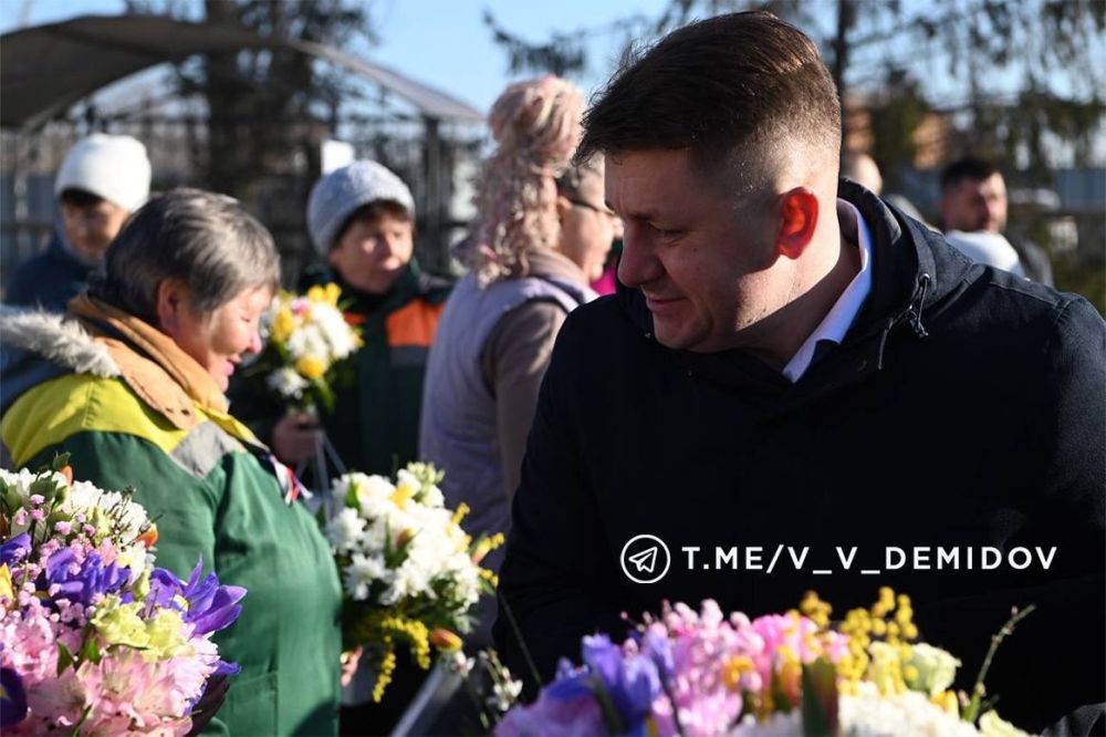 С 8 Марта сотрудниц Белгорблагоустройства поздравили губернатор Вячеслав Гладков и глава администрации города Валентин Демидов