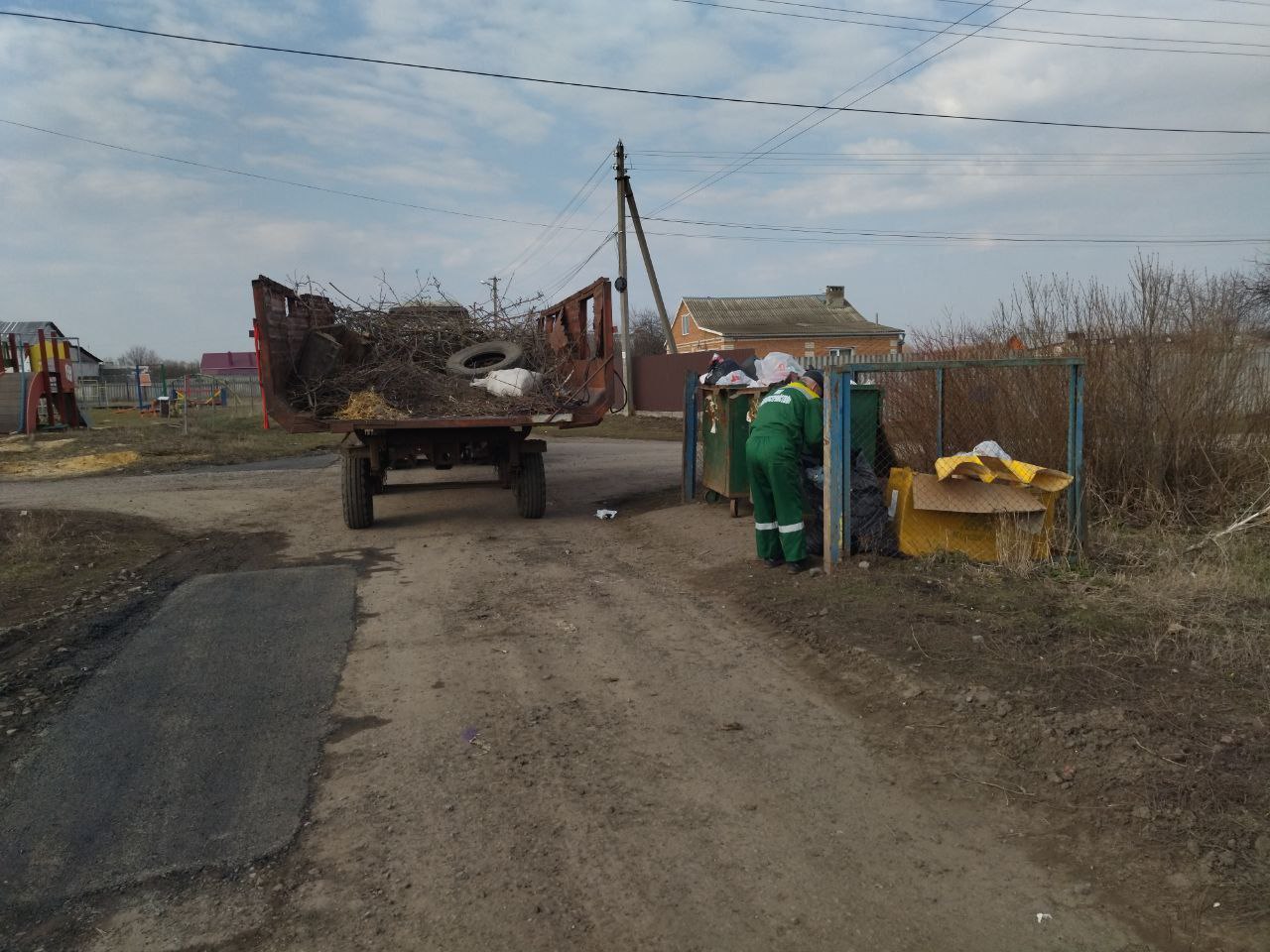 Сегодня сотрудниками управления Алексеевской территории совместно с активными и неравнодушными жителями, навели порядок на контейнерных площадках в селе Алексеевка