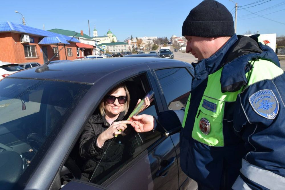 Сегодня «цветочные патрули» встретили автомобилистки в Красногвардейском, Грайворонском, Ровеньском районах, а также в Старооскольком и Шебекинском городских округах