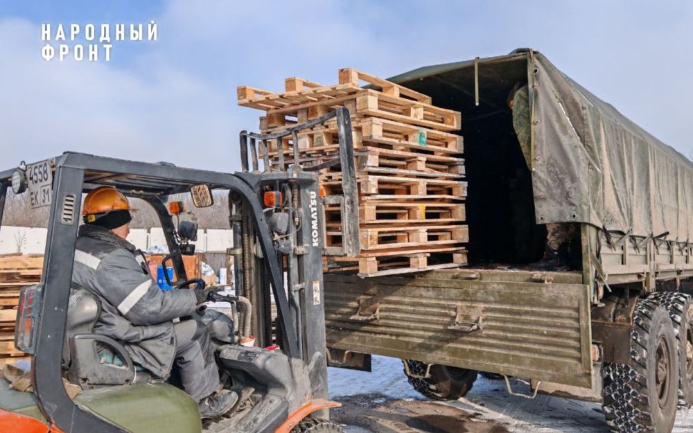 Передали поддоны для блиндажей и укреплений 2-му танковому батальону 1-го танкового полка