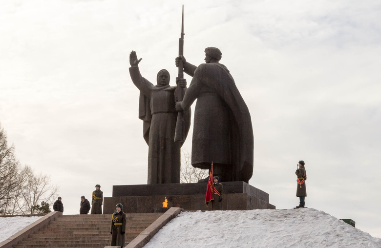 Белгородские спасатели и воспитанники детского дома высадили Аллею памяти