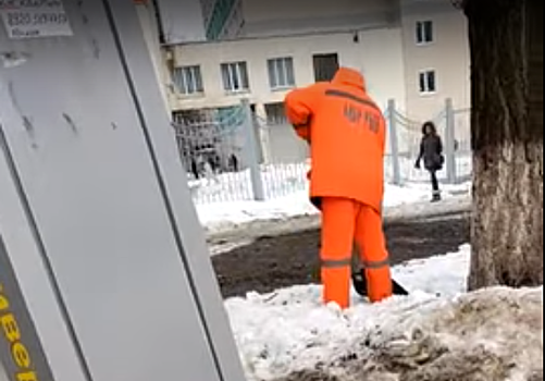 Блогеры разгневались из-за видео странной уборки улиц в Белгороде