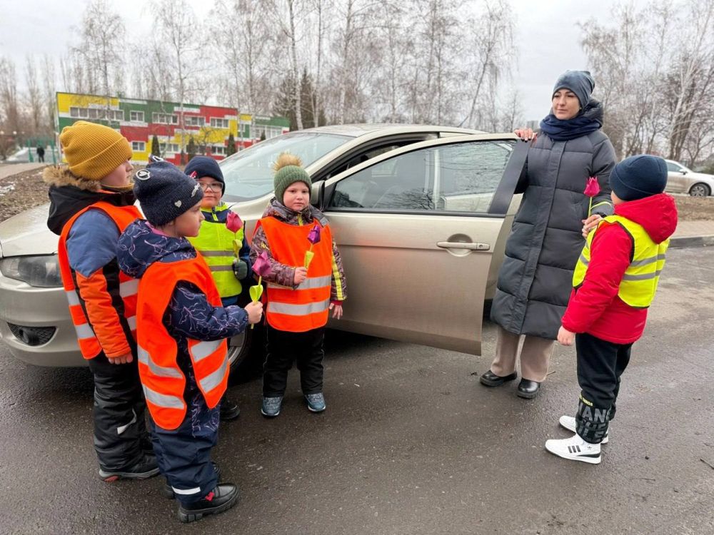 Вот такой «юный цветочный патруль» встречал автомобилисток в Губкине