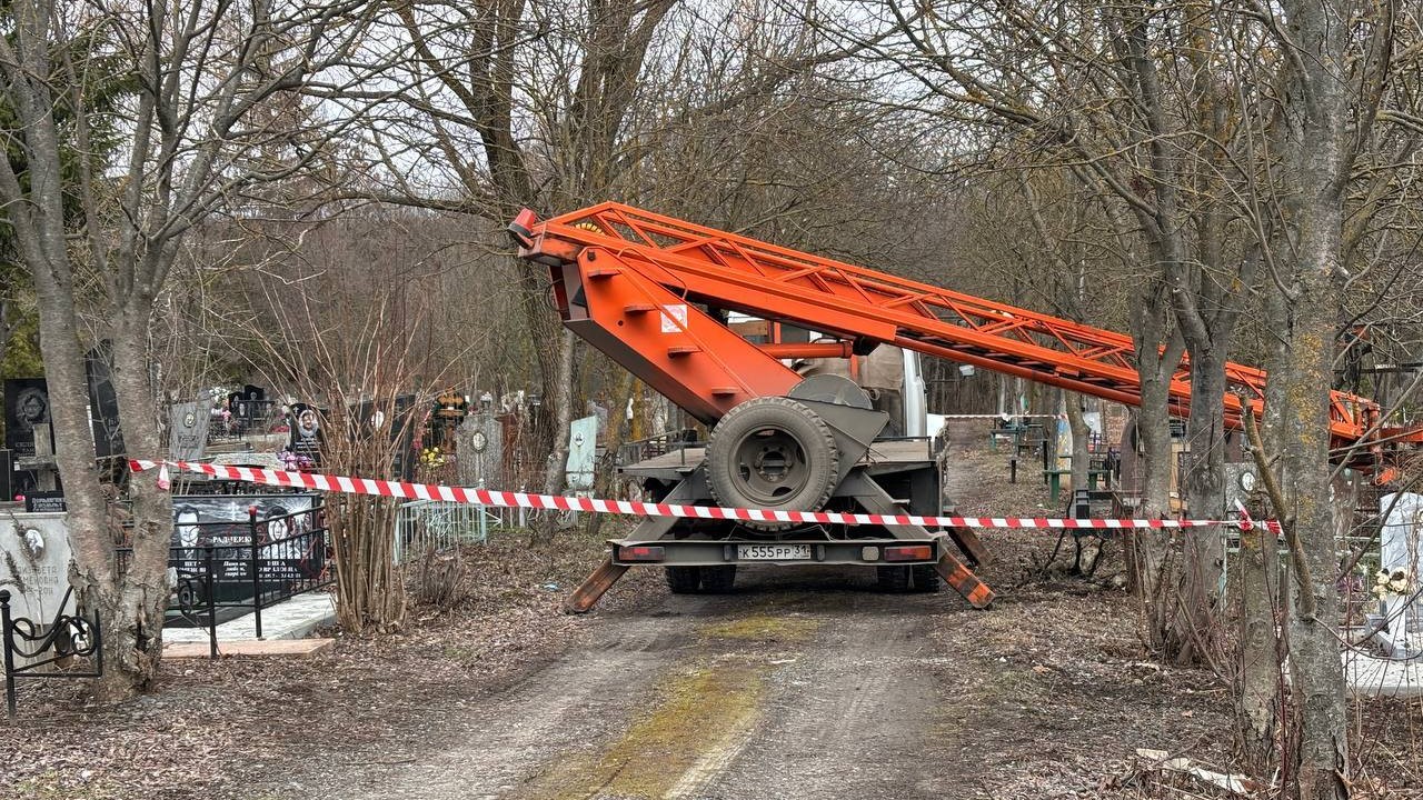 Кладбища Белгорода готовят к Пасхе